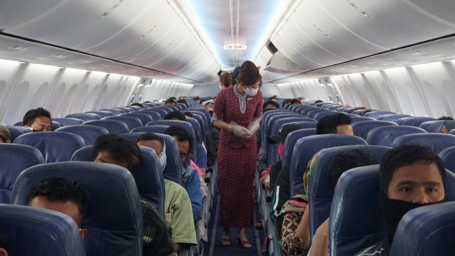 ruang dalam pesawat lion air - Michelle Tucker